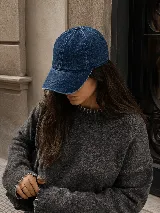Gorra de denim color azul con efecto lavado y diseño clásico de visera curva.