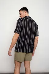 Bermuda color beige de corte recto.