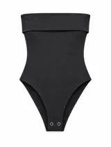 Body negro sin tirantes (strapless) con escote recto y diseño ajustado, con cierre de broches en la parte inferior.