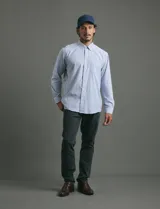 Camisa de manga larga con estampado de rayas verticales en azul y blanco, cuello clásico y bolsillo frontal.