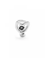 Anillo plateado con diseño moderno y cristal negro facetado en el centro.