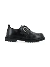Zapato tipo monk strap de cuero negro con textura efecto cocodrilo en la puntera. Presenta una hebilla metálica ajustable en el empeine y una suela track dentada de goma.