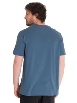 Remera de manga corta color azul con estampa gráfica en el pecho en tonos amarillos y blancos. Presenta cuello redondo y etiqueta pequeña con logo en el dobladillo inferior.