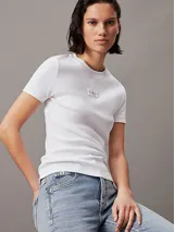 Pantalón de jean skinny de tiro alto, color celeste claro, con diseño de cinco bolsillos y cierre con cremallera.