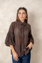 Camisa de organza color marrón chocolate, con cuello clásico, cierre frontal oculto y mangas largas abullonadas con diseño globo.