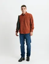 Camisa de franela lisa con cuello button-down, manga larga y botones al tono.