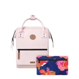 Mochila Cabaia modelo Adventurer Hanoi S, color rosado, con diseño de apertura amplia, bolsillo frontal con cierre y detalles en cuero sintético. Cuenta con asas superiores y correas ajustables.
