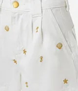 Short blanco de sarga con bordados de caracolas, caballitos de mar y estrellas de mar.
