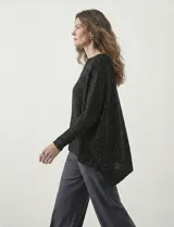 Poncho verde de tejido lurex, con cuello recto, manga japonesa con puños y terminación asimétrica.