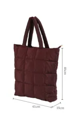 Bolso tipo tote acolchado con diseño matelaseado de cuadros, con asas superiores y cierre principal.