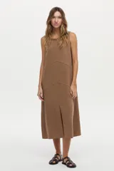 Vestido midi de corte recto y color marrón camel, con cuello redondo, sin mangas y costuras pespuntadas visibles con diseño geométrico en el frente.