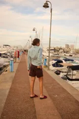 Camisa de corte clásico con estampado de rayas verticales en color celeste y blanco, cuello camisero y cierre frontal con botones.