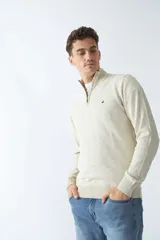 Sweater verde con medio cierre, tejido en buttoné, de manga larga y calce regular.