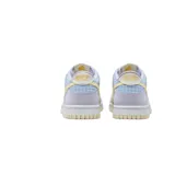 Championes Nike Dunk Low SE modelo Easter, con diseño en tonos pastel que combina paneles de cuero en lila y crema, con detalles de estampado de cuadros vichy en el talón y un swoosh lateral en amarillo pálido. Presenta suela de goma en tono crema.