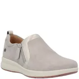 Zapatos slip on de gamuza en color gris, con suela blanca y detalle de cierre lateral funcional.
