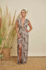 Vestido largo con estampado animal print en tonos marrones y beige, escote en V pronunciado, mangas cortas y abertura lateral en la falda.