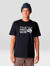 Remera de manga corta color negro con estampado gráfico frontal en color blanco que incluye el logo y nombre de la marca Mountain Hardwear.