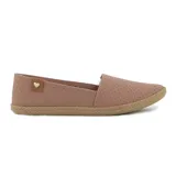Zapatilla casual Moleca para mujer, tipo alpargata baja de color amarillo, con perforaciones en toda la capellada para mayor ventilación, suela texturizada tipo yute y detalle de aplique marrón con un corazón metálico en el talón.