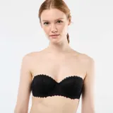 Sujetador balconet negro de encaje con aros y tirantes regulables.