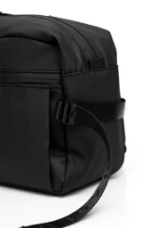 Maxi riñonera de diseño rectangular en color negro, confeccionada en textil impermeable de alta resistencia. Cuenta con dos compartimentos principales con cierre, divisiones internas y un bolsillo trasero de seguridad. Incluye una correa ajustable con broche reforzado y detalles de marca en las cintas laterales.