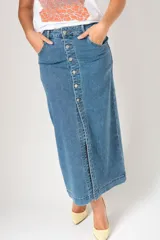Falda midi de jean azul con abertura frontal y abotonadura completa.