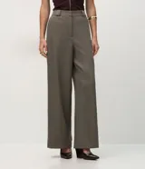 Pantalón sastrero de corte recto con estampado pied de poule, trabillas largas, pliegues delanteros sutiles y bolsillos traseros funcionales.