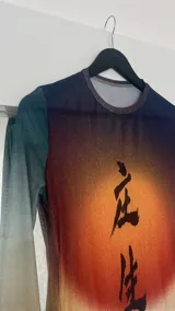 Vestido midi ajustado de microtul con estampado de paisaje oriental y letras chinas.