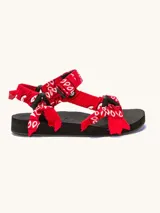 Sandalias negras con tiras rojas estampadas con diseño de bandana.