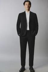 Pantalón de traje slim fit color negro, confeccionado en tejido con viscosa, con bolsillos frontales, bolsillos traseros de doble vivo y raya marcada en las piernas. Cuenta con cierre frontal con cremallera y botón.