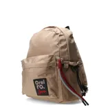 Mochila urbana negra con diseño de costuras geométricas en relieve. Presenta un bolsillo frontal con cierre, bolsillos laterales de red y un parche decorativo con la inscripción 'Oreiro Love'. Incluye tiradores de cierre con cordones trenzados en tonos rojo, blanco y negro.