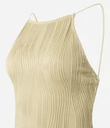 Vestido midi de jersey texturizado color verde oliva, con escote halter, espalda descubierta, breteles finos y tajo lateral.