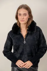 Campera de punto texturizado color beige, con cierre frontal completo y cuello de piel sintética al tono. Presenta mangas largas con puños ajustados y diseño holgado.
