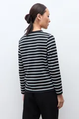 Remera de manga larga con diseño de rayas horizontales en blanco y negro, cuello redondo y corte clásico.