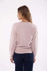 Sweater verde agua de punto con diseño de trenzas.