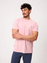 Remera de manga corta color rosado, con cuello redondo y pequeño bordado en el pecho.