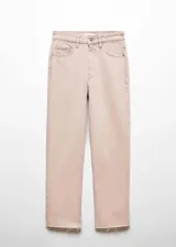 Pantalón de jean estilo vaquero en color rosado, con diseño de corte recto y largo crop. Presenta cinco bolsillos, trabillas para cinturón, cierre de cremallera con botón y bajo deshilachado.