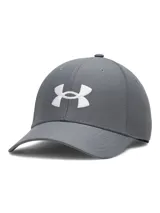 Gorra deportiva Under Armour de perfil bajo, color gris con logo bordado en blanco en el frente. Cuenta con visera precurvada, paneles frontales estructurados y cierre ajustable con velcro en la parte posterior.