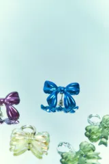 Aros colgantes con forma de moño color azul metálico.
