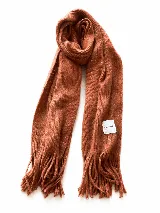 Bufanda de tejido suave con diseño a cuadros en tonos blanco, gris y negro, con flecos en los extremos.