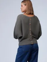 Buzo marca Cupio de tejido acanalado color azul. Tiene mangas largas estilo dolman y aplique de botones en la espalda.