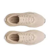 Championes de running Under Armour modelo Rogue 6, color beige con suela de goma negra. Presentan un diseño de malla transpirable con refuerzos laterales y entresuela amortiguada.