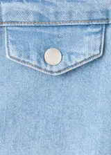 Pantalón de jean de tiro medio y diseño wide leg con bolsillos de solapa delanteros, trabillas para cinto y cierre con gancho y cremallera.