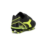 Championes de fútbol Diadora Futbol Tifosi Md, color negro con detalles en amarillo flúor.