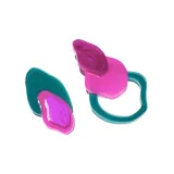 Par de aros colgantes con formas geométricas irregulares en color verde y fucsia.