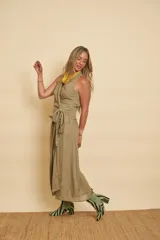 Vestido midi cruzado verde militar de algodón, sin mangas, con escote en V y lazo para ajustar en la cintura.