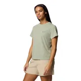 Remera de manga corta Columbia con cuello redondo acanalado, confeccionada en tejido elástico con tecnología Omni-Wick que absorbe la humedad y protección solar Omni-Shade UPF 50. Presenta un diseño liso en color verde con el logo de la marca estampado en el pecho.