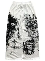Pantalón de jogging blanco con estampa serigráfica en contraste, corte holgado (baggy fit) y cintura elástica.