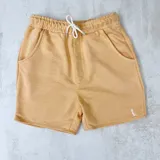 Short de algodón color durazno, con cintura elástica ajustable con cordón y bolsillos laterales.