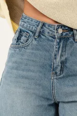 Bermuda de jean celeste, tiro alto y corte holgado.