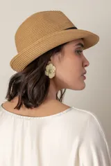 Sombrero de paja color beige con cinta negra.